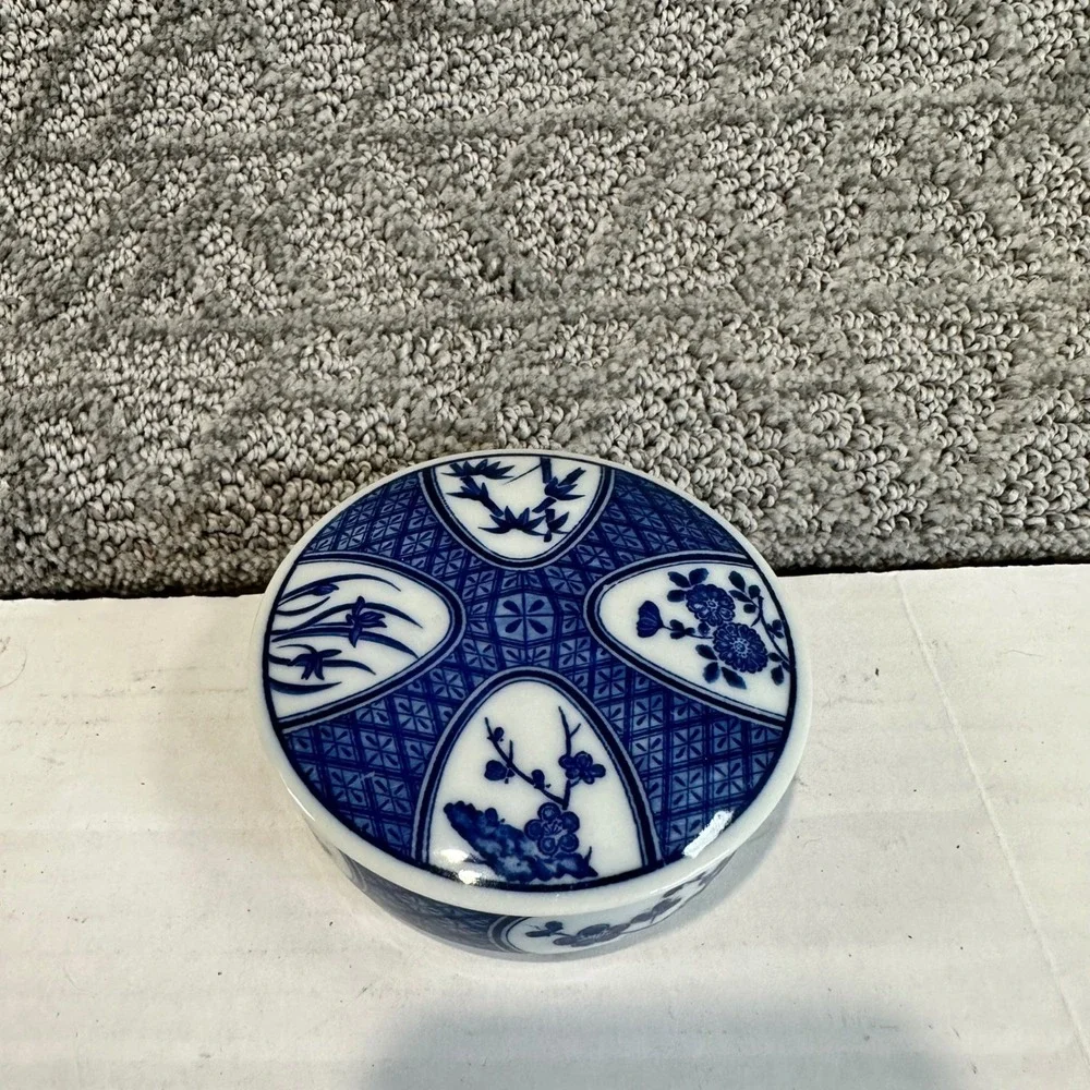 Vintage Blue White Porcelain‎ Trinket Box Round Decorative Jewelry Storage